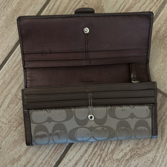 Retro Coach Signature Brown Leather and slightly shimmery Fabric - Picture 5 of 6